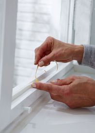 Wärmeschutz mit selbstklebenden Dichtungsstreifen